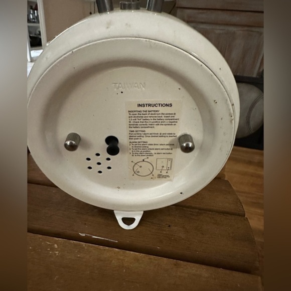 Vintage alarm clock perfect for your favorite gal’s room or college dorm maybe. - Picture 4 of 4